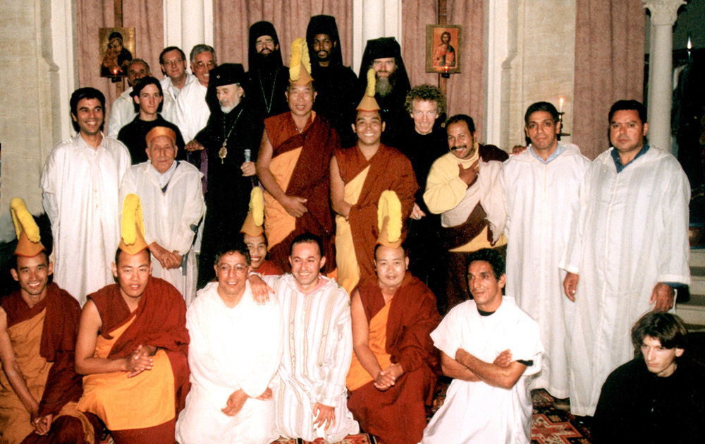 7 - ENRACINEMENT ET OUVERTURE - Photo de famille réunissant les Traditions soufie, bouddhiste et chrétienne orthodoxe.