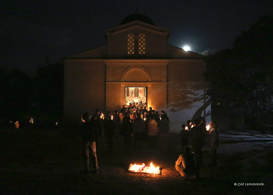 Nuit Pascale - Entrée dans l'église toute illuminée