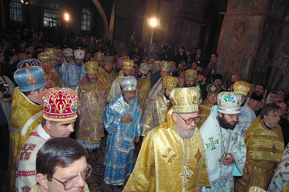 7 - ENRACINEMENT ET OUVERTURE - +Mgr Vigile au Sacre du Patriarche Volodymyr de Kiev en 1993.