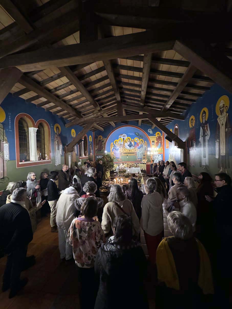 Bénédiction des agapes à la Trapeza (salle à manger monastique)
