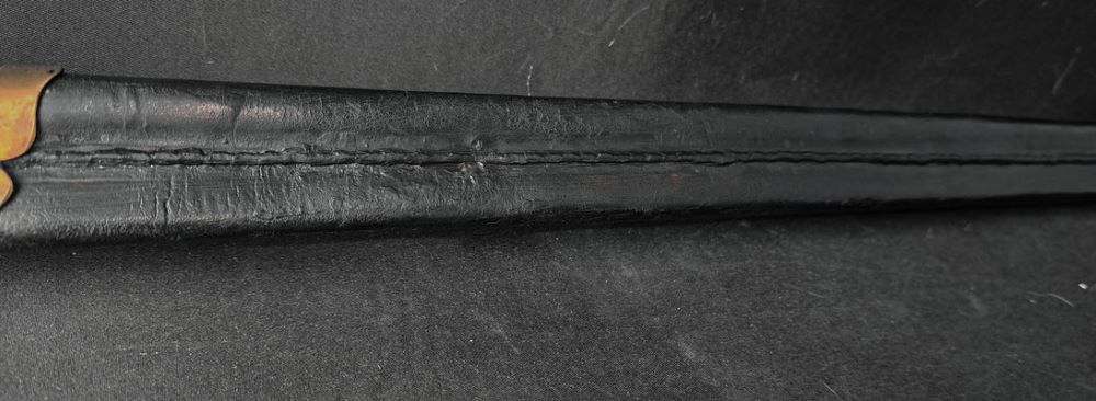 sabre d'officier de maréchaussée modèle 1787 ancien regime  details du fourreau en cuir noir 