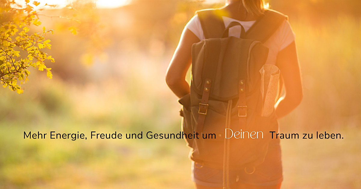 Frau mit Rucksack im Sonnenlicht