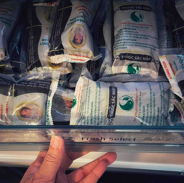 Vorgepackte Heilkräuterpäckchen im Kühlschrank zu Hause