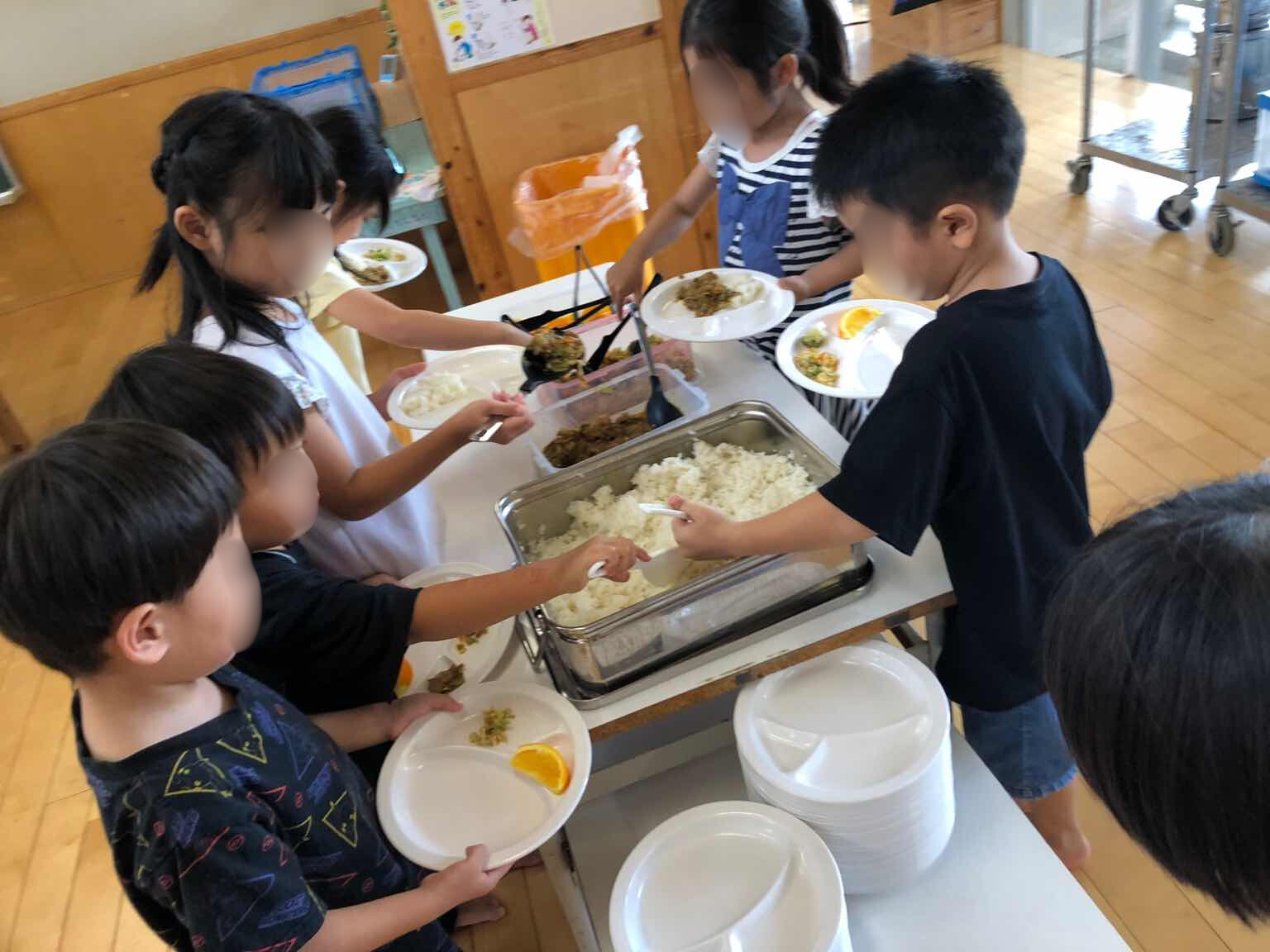 自分で食べられる分を盛り付け、自分好みに彩ります