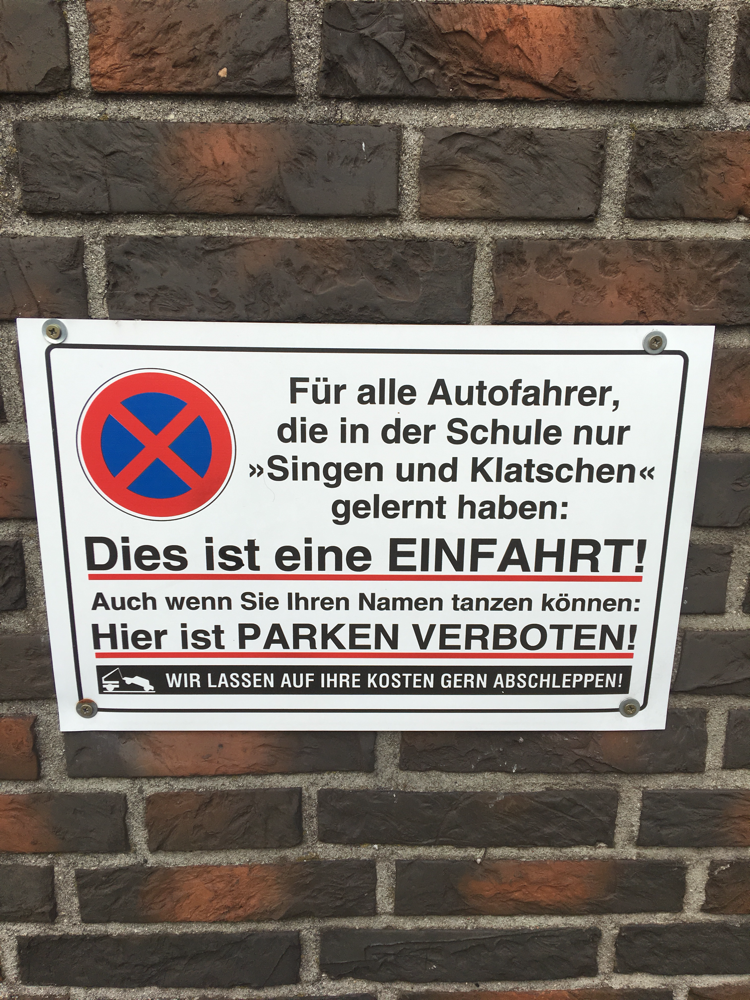 Schild an einer Ausfahrt