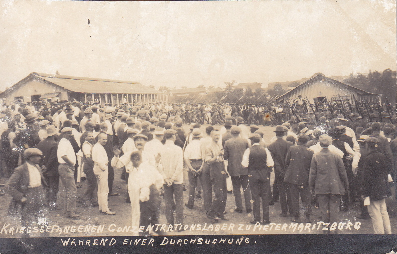 Deutsche Kriegsgefangene während einer Durchsuchung