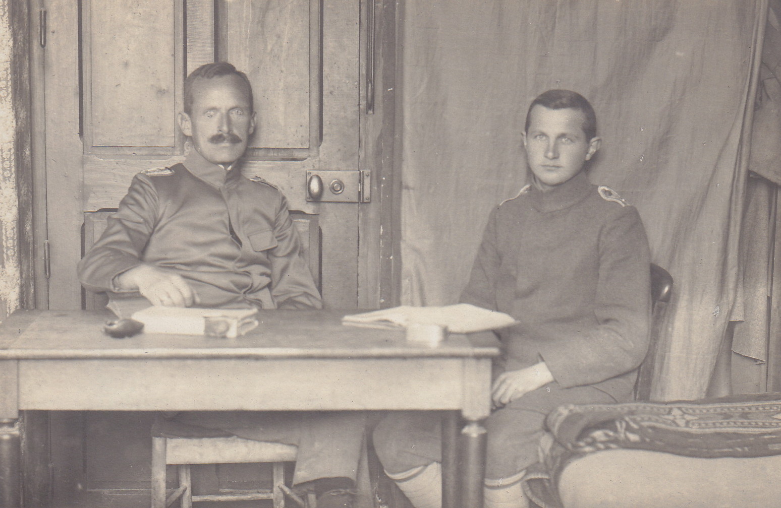 Leutnant Steger und Leutnant Rahner auf der Stube