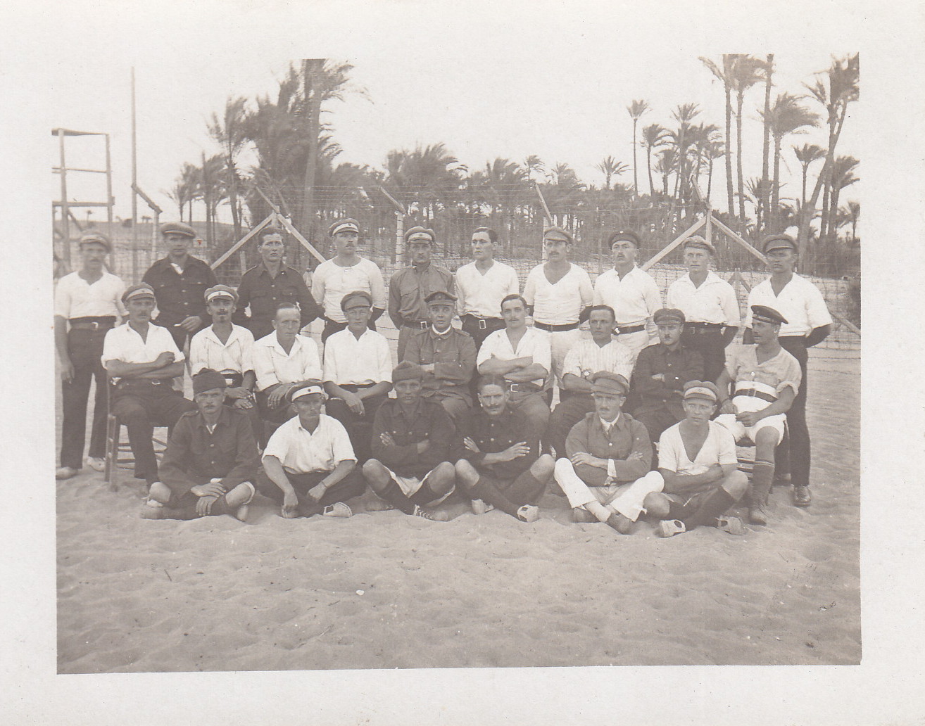 Gruppenbild im Lager mit Heinrich Kröger und Ewald Engels