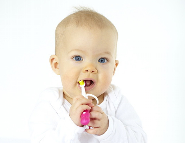 Ihr Baby beim Zahnarzt - der erste Termin sollte nach 6 Monaten stattfinden