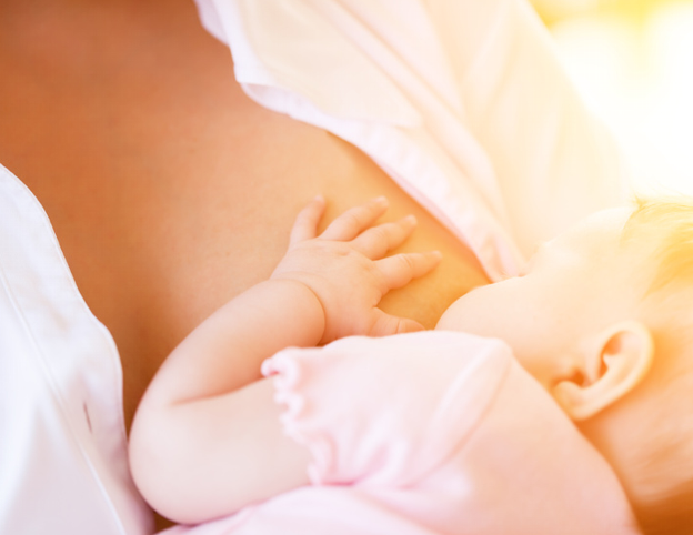 Mit der Muttermilch bekommt ihr Baby zu dem Abwehrstoffe die es vor Infektionen und Kollegen beschützen - auch die Verdauung wird positiv beeinflusst