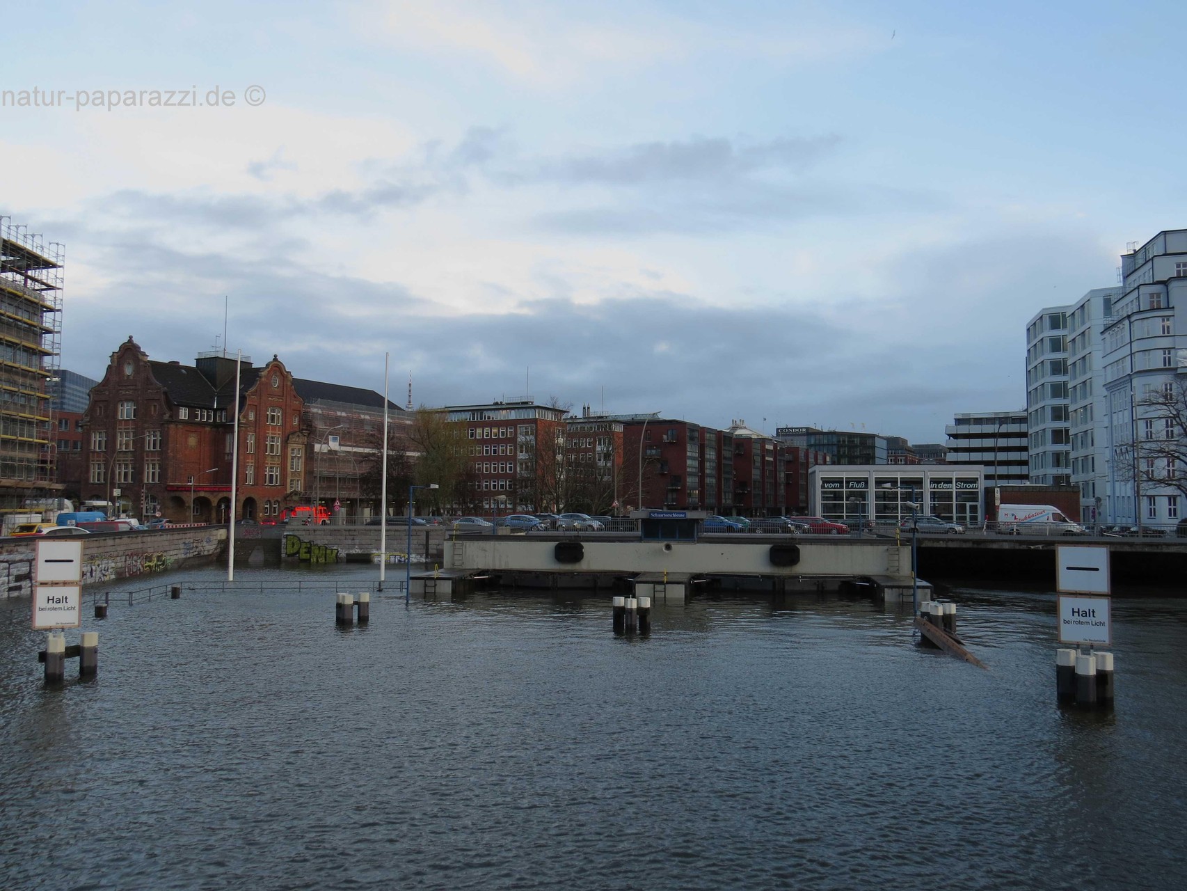Hochwasser im Hamburger Hafen.