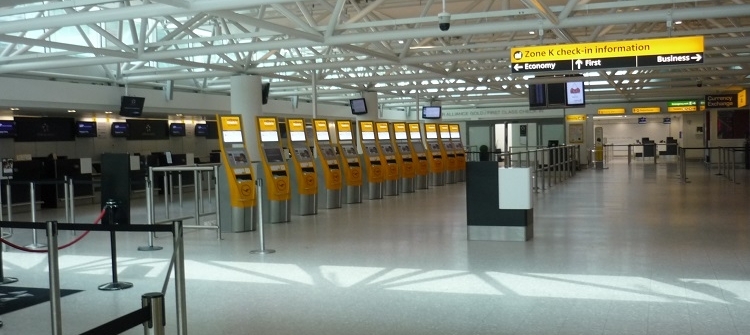Vollkommen ausgestorbene Abflughalle am Flughafen Heathrow