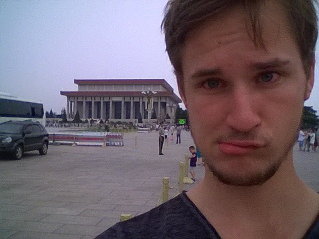 Vielleicht politisch nicht ganz korrekt, aber der muss einfach sein: ich vor dem Mao-soleum in Peking.