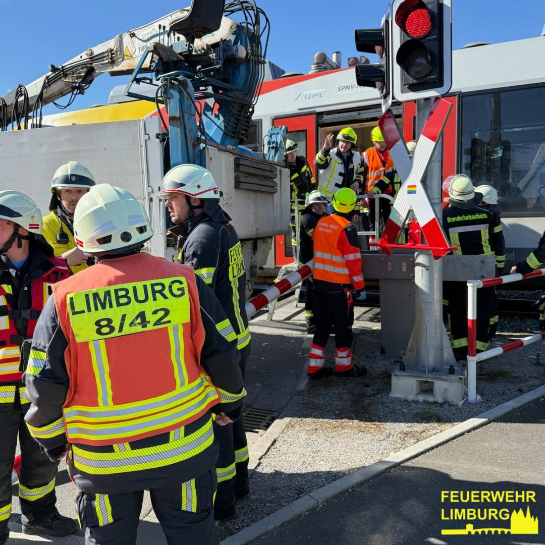LKW kollidiert mit Personenzug am Bahnübergang Limburg-Neustaffel