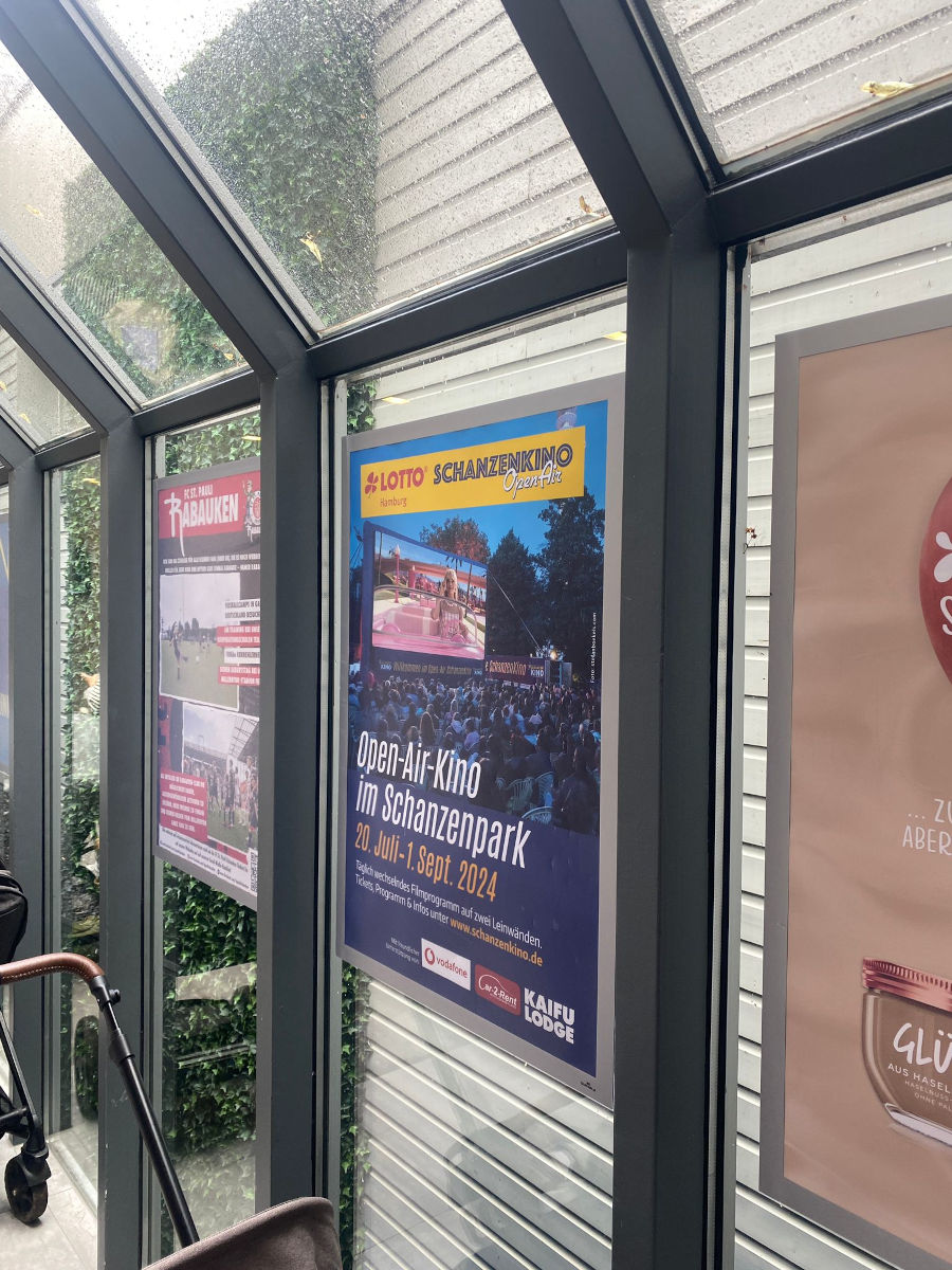 Plakataushang im Eingangsbereich von der KAIFU-LODGE