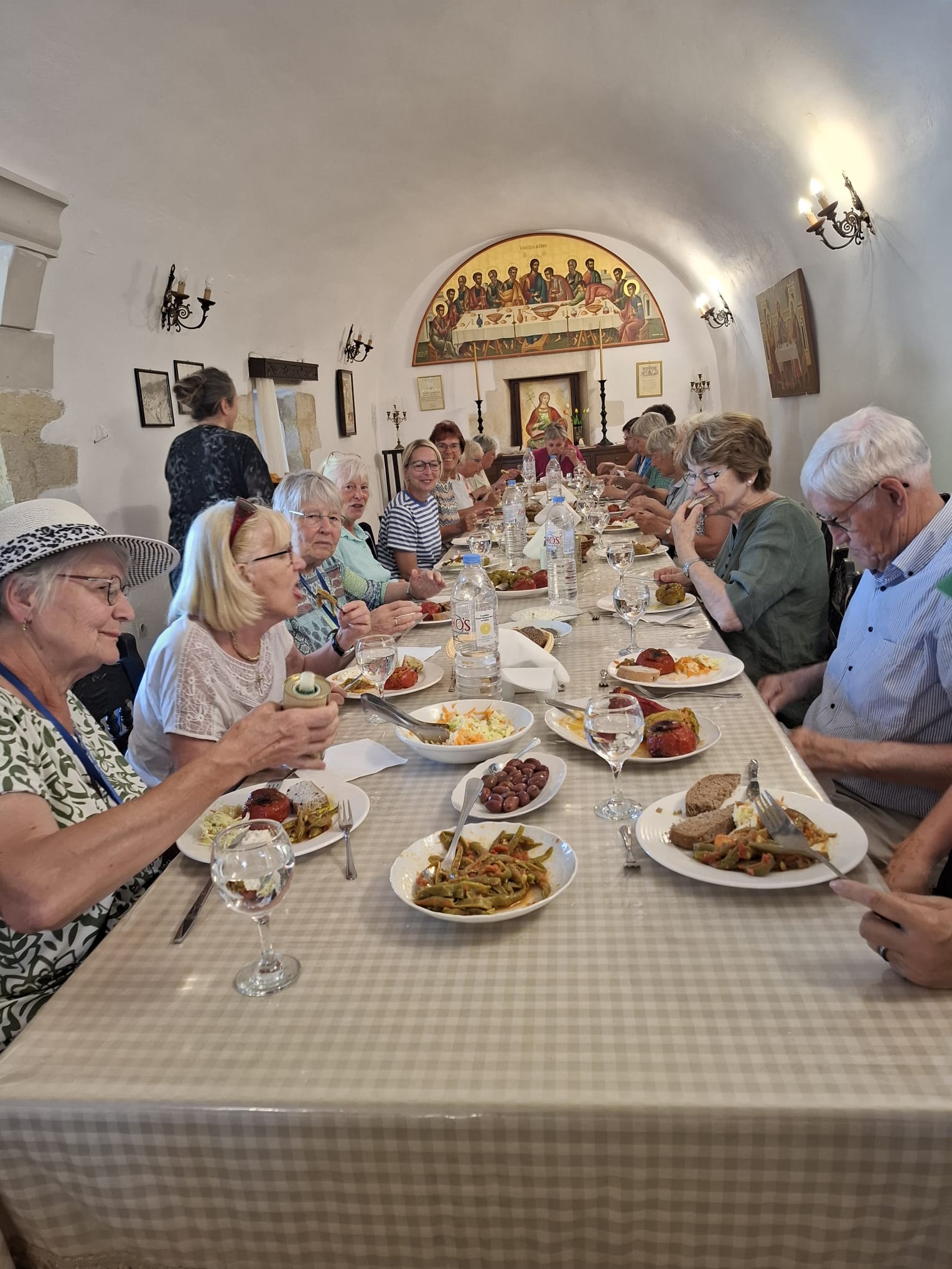 Im angenehmen Refektorium von Agia Irini 