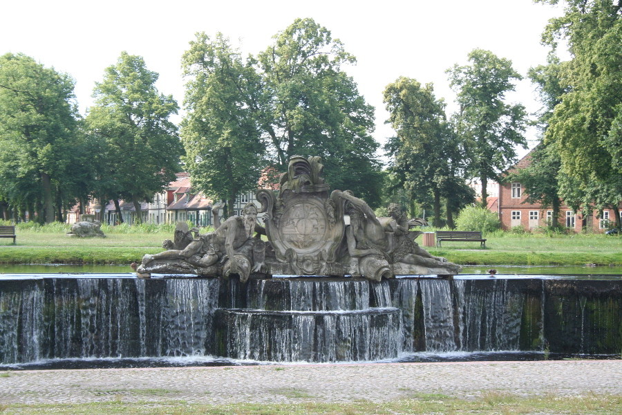 Brunnen vor dem Schloss