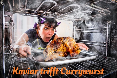 Frau mit Lockenwicklern in den Haaren zieht entsetzt ein verbranntes Brathähnchen aus dem Ofen. Dazu der Titel: "Kaviar trifft Currywurst".