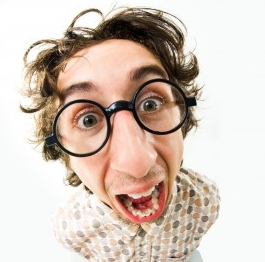 Ein Mann mit großer Brille und irrem Blick schreit entsetzt in die Kamera.