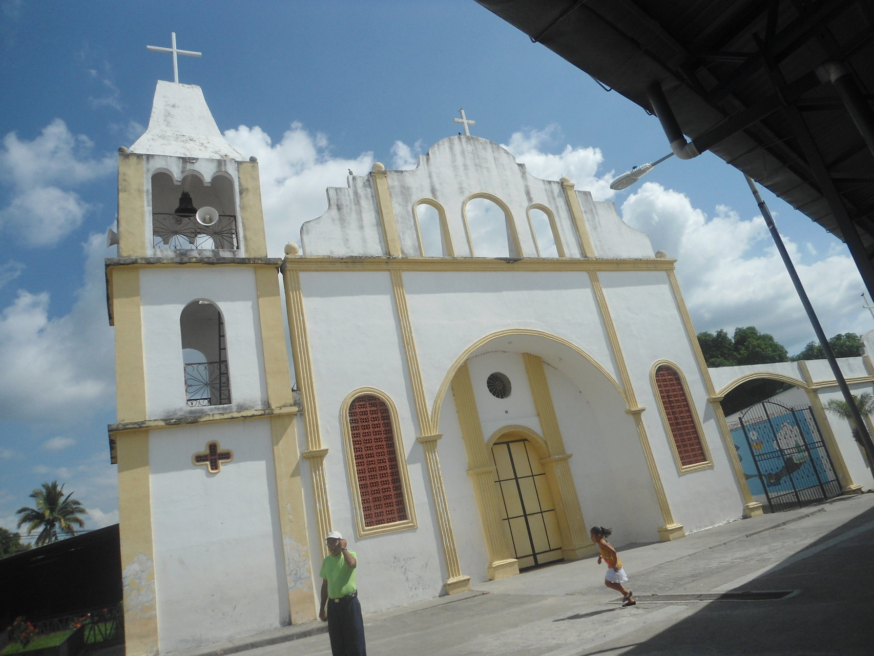 Iglesia de la ciudad a la par de cancha de balonsesto