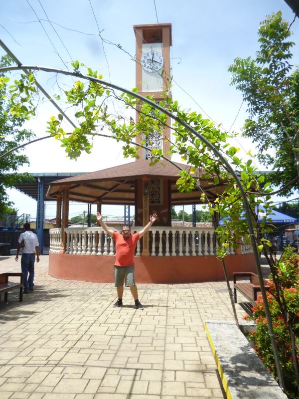 Parque municipal con la torre del reloj
