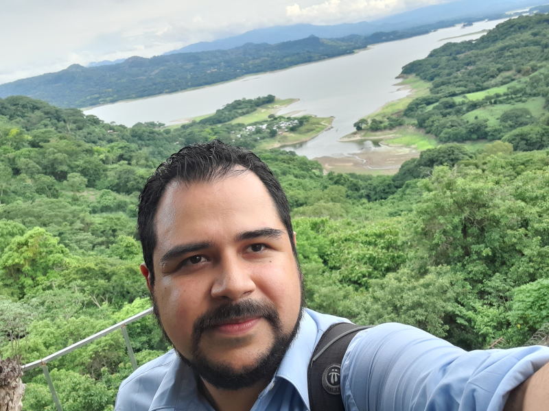 A las espaldas el lago Suchitlán, desde una vista aérea