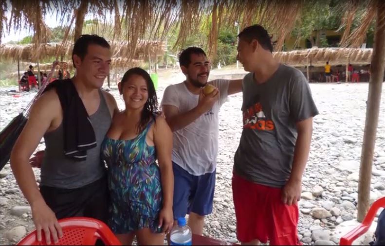 Disfrutando con los amigos después de probar el río sumpul