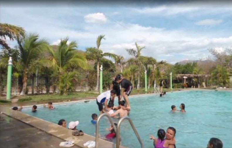 Mis amigos y yo, formando una piramide
