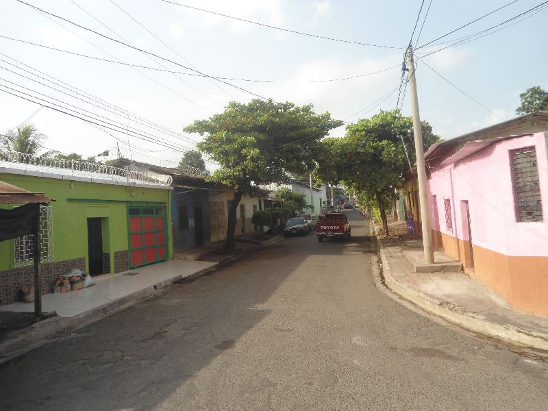 Una calle típica de colonia en Sonsonate
