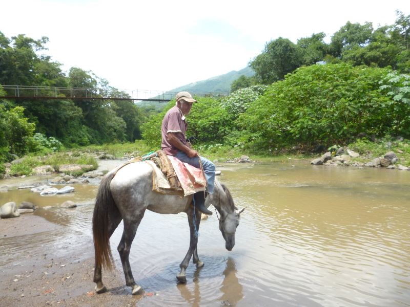 Río Guaza, algunos lugareños lo cruzan a caballo 