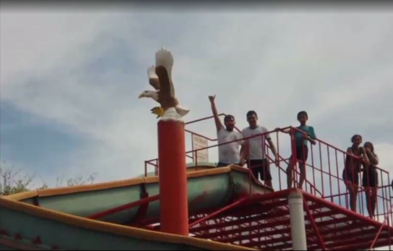 Mis amigos y yo antes de tirarnos en trencito