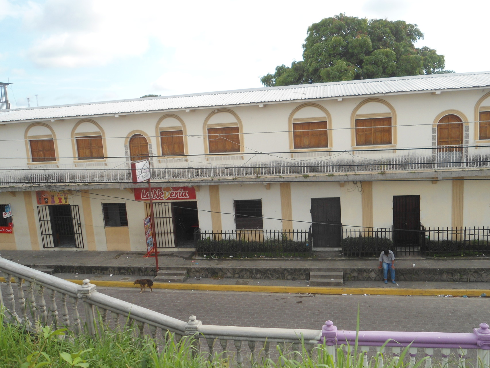 Los negocios y casas vistas desde la iglesia