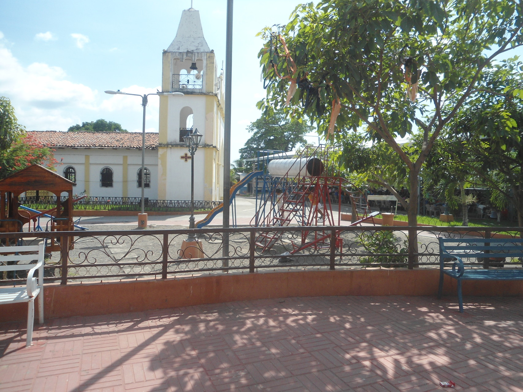 Parque municipal con iglesia al fondo