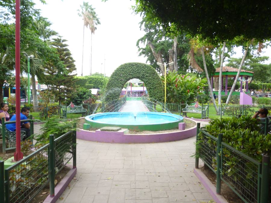 Fuente central en parque de Quezaltepeque