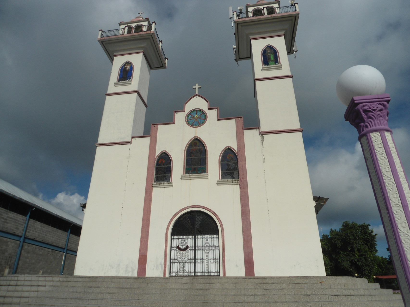 Gigantesca, la iglesia de Olocuilta