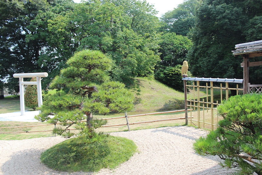 龍音寺の中庭から見た蓬莱山古墳の写真です。