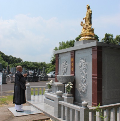 龍音寺の観音堂にお経を上げている写真です。