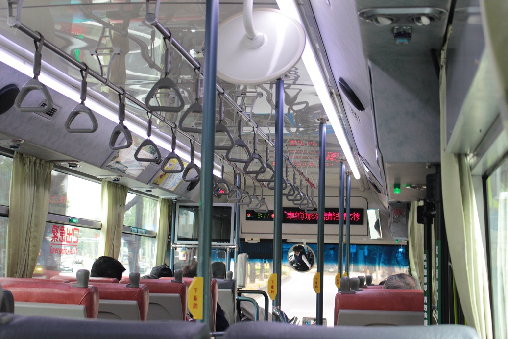 台北のバス車内
