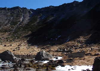 【羊蹄山｜真狩コース】火口壁から父釜へ下りる、11月シーズンオフの静かな山旅