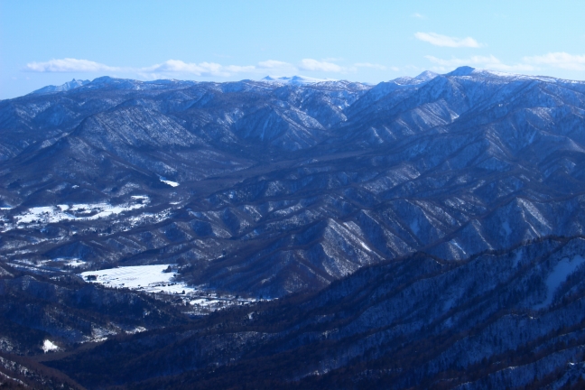 札幌岳から漁岳への山並み