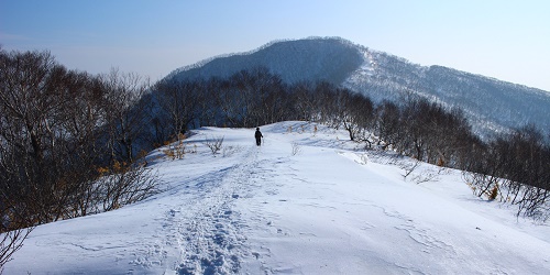 室蘭岳登山（西尾根コース）｜ツボ足で登って冬コースを下山（3月上旬）