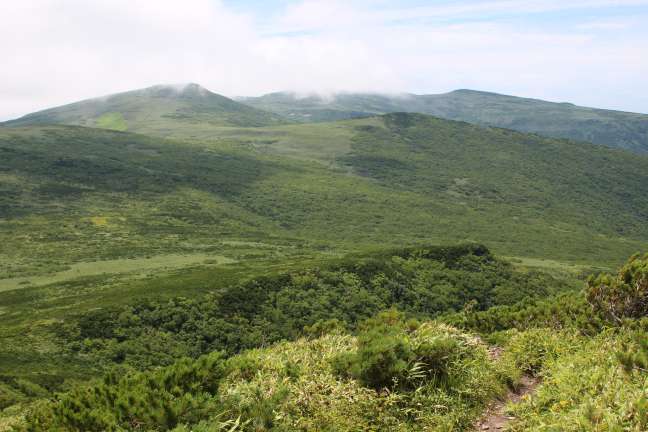 岩内岳山頂から見た縦走路