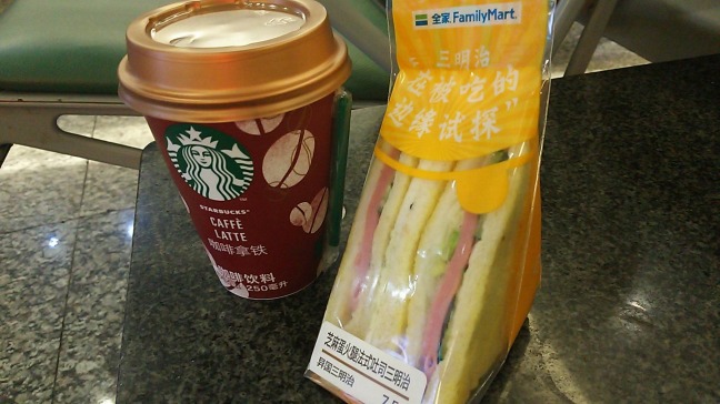 ファミマで朝食