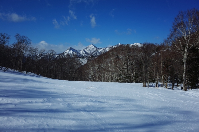 左から神威岳、烏帽子岳、百松沢山（南峰・北峰）