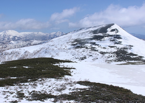 無意根山（中山峠）｜喜茂別岳、中岳を繋いで残雪ツボ足日帰りハイキング（5月上旬）