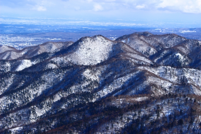 中央に見えるのがさっきの割れ山