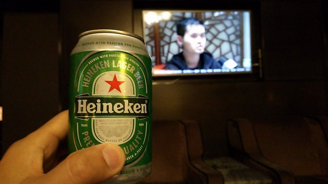 ラウンジでビール