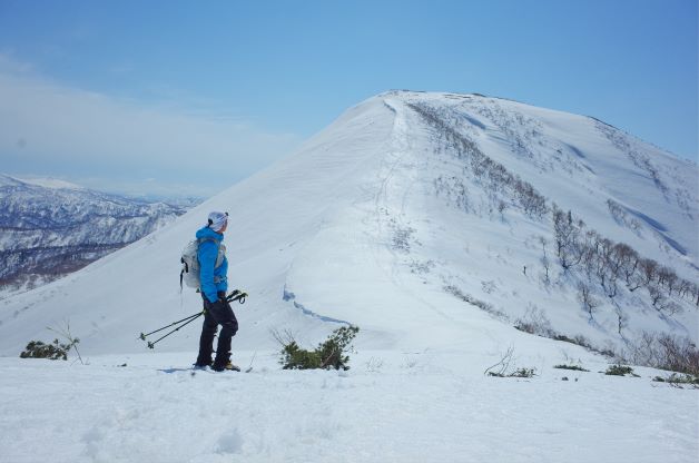 無意根山から余市岳を縦走する雪山ハイク（4月中旬）