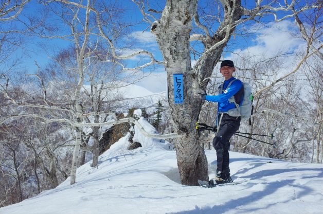 ヒクタ峰の雪山ハイク｜平和の滝から迷沢山を越えて（3月下旬）