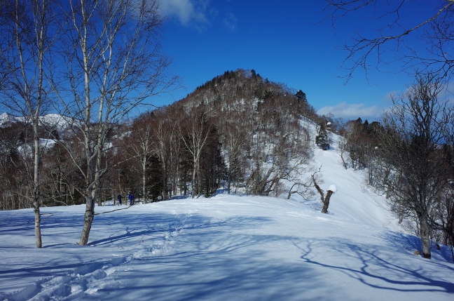 正面に見えるのが割れ山